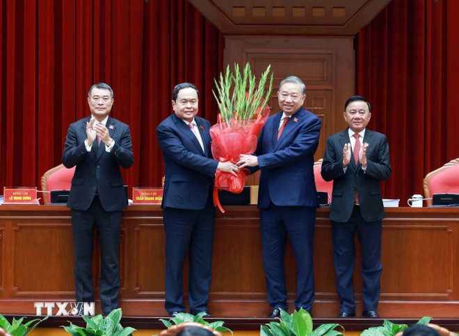 Ban Chấp hành Trung ương Đảng khóa XIV đã thống nhất tuyệt đối bầu đồng chí Tô Lâm, Tổng Bí thư Ban Chấp hành Trung ương Đảng khóa XIII tiếp tục giữ chức Tổng Bí thư Ban Chấp hành Trung ương Đảng khóa XIV. (Ảnh: TTXVN) Ban Chấp hành Trung ương Đảng khóa XIV đã thống nhất tuyệt đối bầu đồng chí Tô Lâm, Tổng Bí thư Ban Chấp hành Trung ương Đảng khóa XIII tiếp tục giữ chức Tổng Bí thư Ban Chấp hành Trung ương Đảng khóa XIV. (Ảnh: TTXVN)