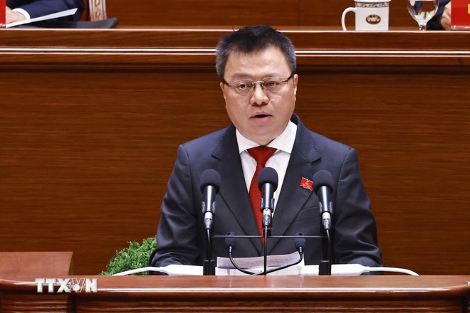 Đồng chí Lê Quốc Minh, Ủy viên Đoàn Thư ký, đọc danh sách các chính đảng, tổ chức và bạn bè quốc tế gửi thư, điện chúc mừng Đại hội XIV của Đảng. (Ảnh: TTXVN) Đồng chí Lê Quốc Minh, Ủy viên Đoàn Thư ký, đọc danh sách các chính đảng, tổ chức và bạn bè quốc tế gửi thư, điện chúc mừng Đại hội XIV của Đảng. (Ảnh: TTXVN)