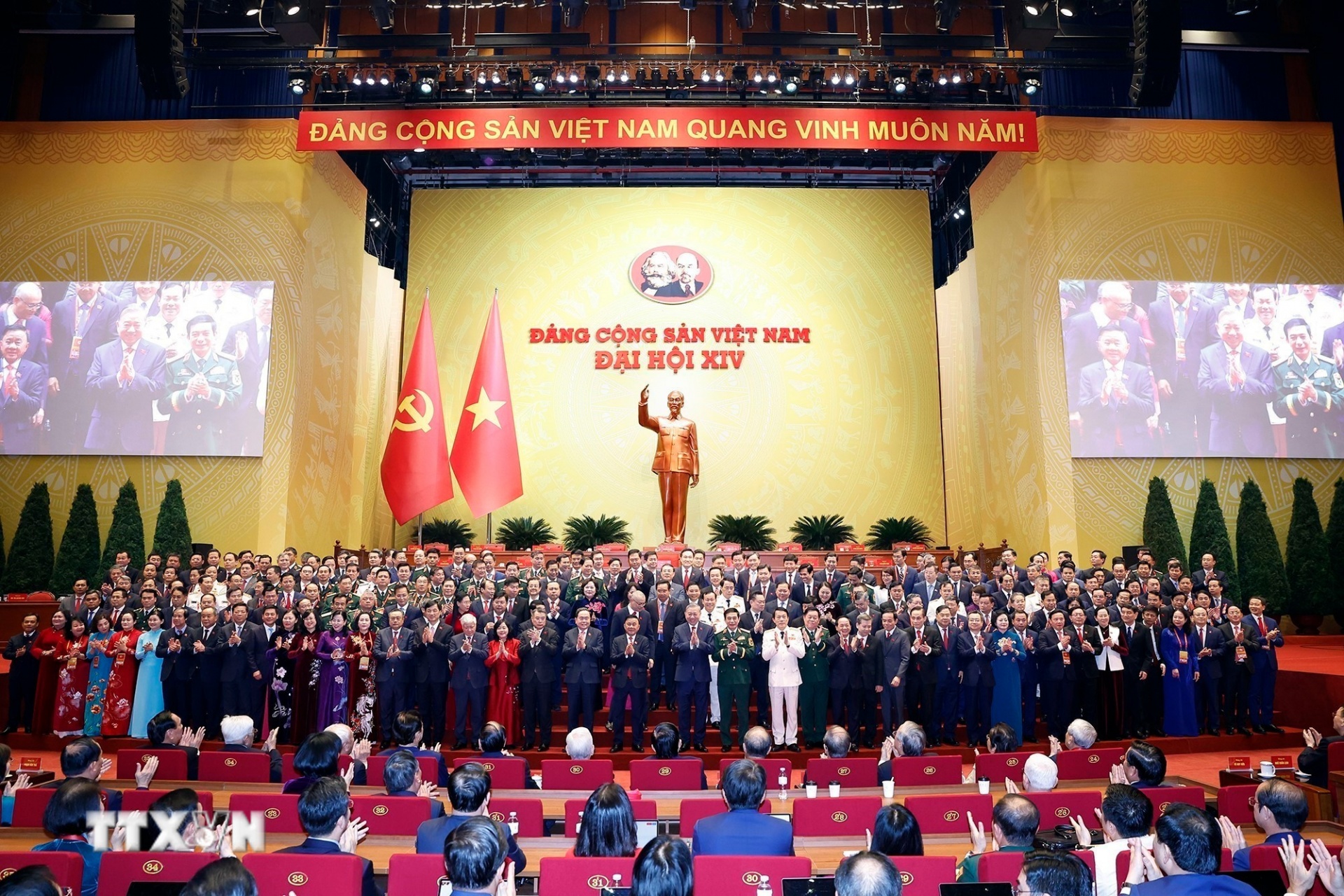 Ban Chấp hành Trung ương Đảng khóa XIV ra mắt Đại hội. (Ảnh: TTXVN) Ban Chấp hành Trung ương Đảng khóa XIV ra mắt Đại hội. (Ảnh: TTXVN)