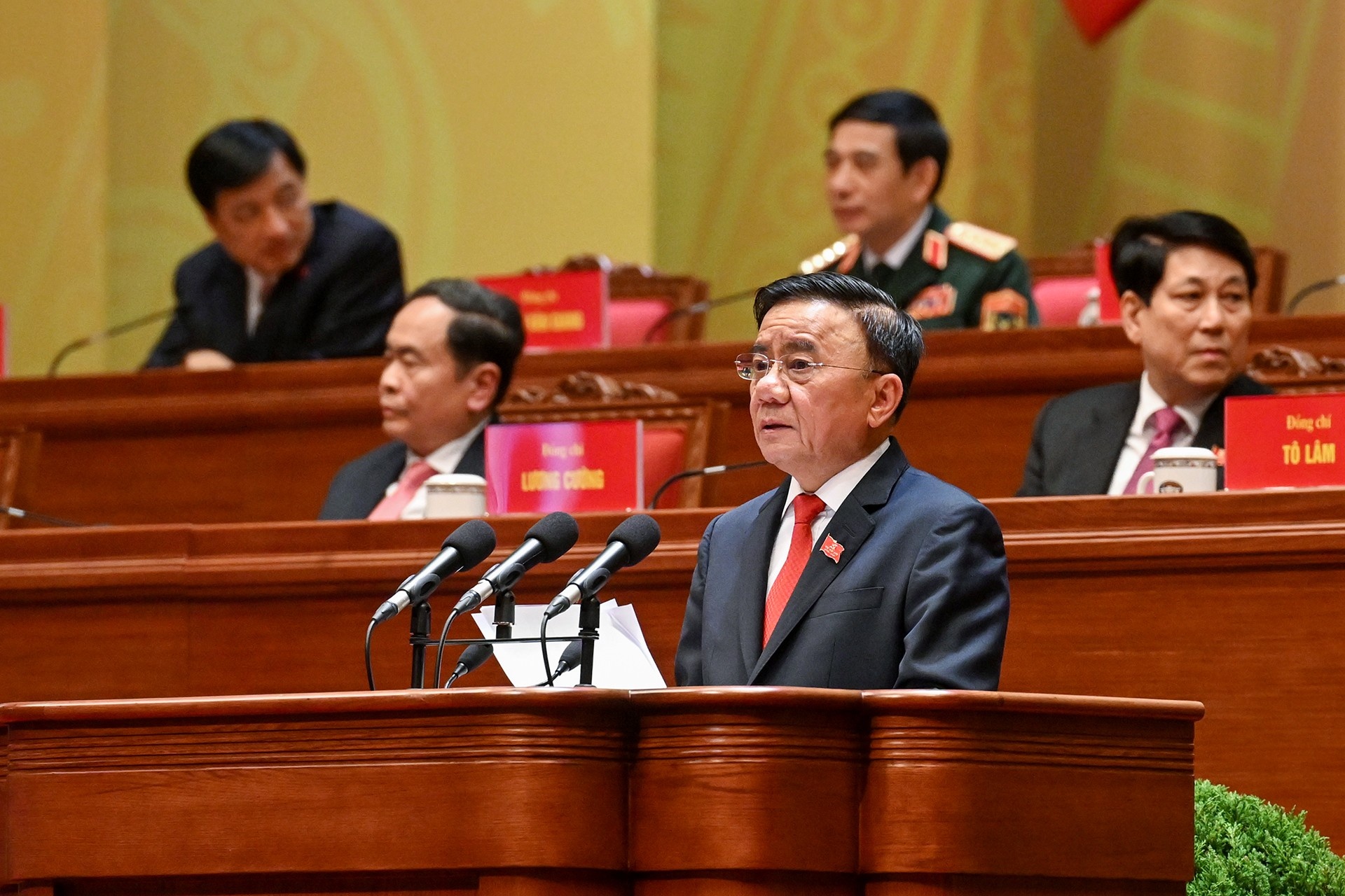 Đồng chí Trần Cẩm Tú, Ủy viên Bộ Chính trị, Thường trực Ban Bí thư trình bày Báo cáo tiếp thu, giải trình của Đoàn Chủ tịch về ký kiến thảo luận của các đại biểu đối với dự thảo các văn kiện và Báo cáo kiểm điểm sự lãnh đạo, chỉ đạo của Ban Chấp hành Trung ương khóa XIII trình Đại hội XIV của Đảng - Ảnh: daihoidangtoanquoc.vn Đồng chí Trần Cẩm Tú, Ủy viên Bộ Chính trị, Thường trực Ban Bí thư trình bày Báo cáo tiếp thu, giải trình của Đoàn Chủ tịch về ký kiến thảo luận của các đại biểu đối với dự thảo các văn kiện và Báo cáo kiểm điểm sự lãnh đạo, chỉ đạo của Ban Chấp hành Trung ương khóa XIII trình Đại hội XIV của Đảng - Ảnh: daihoidangtoanquoc.vn