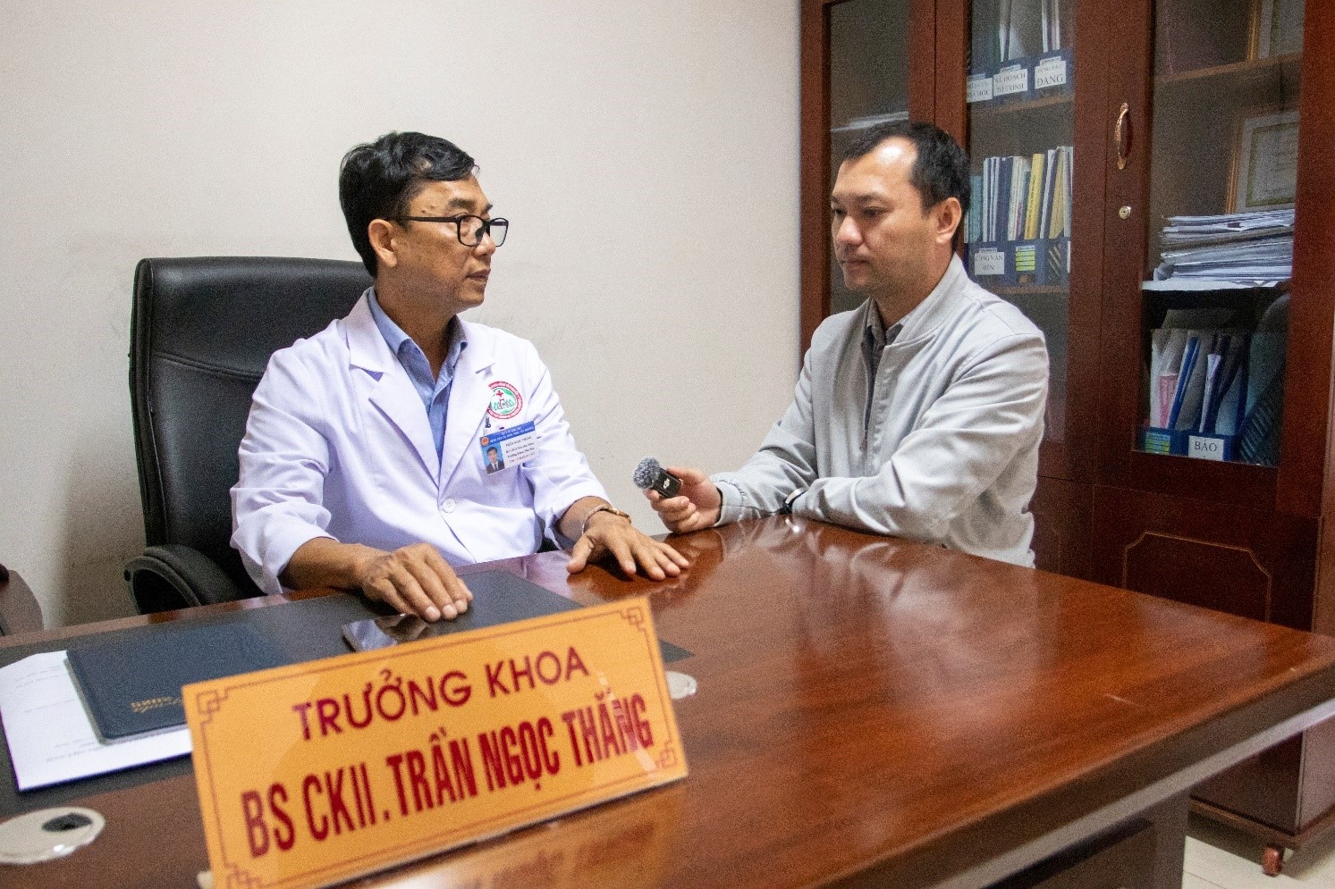    Hình 2: BS.CKII Trần Ngọc Thắng – Trưởng khoa Phụ sản, phân tích về diễn biến phức tạp của ca vỡ tử cung