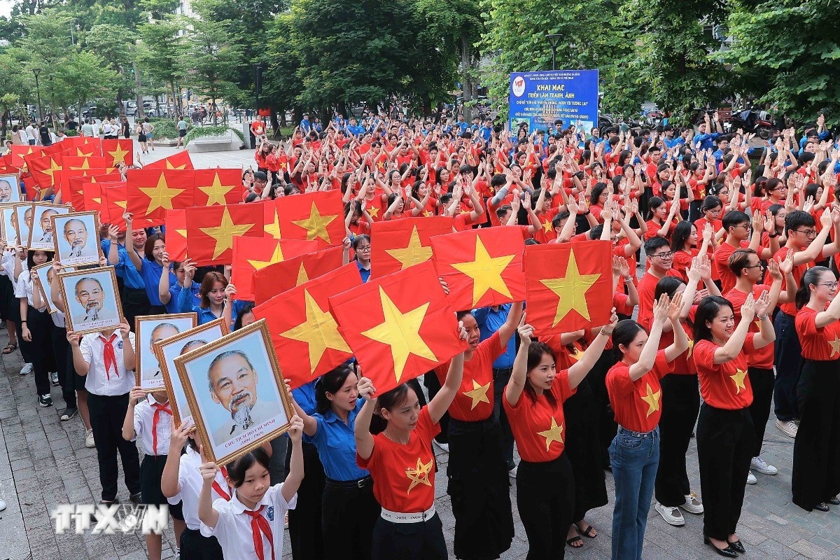 Điểm du lịch Công viên APEC ở thành phố Đà Nẵng được trang trí cờ Tổ quốc với kích thước lớn để chào mừng Đại hội đại biểu toàn quốc lần thứ XIV của Đảng. (Ảnh: TTXVN) Điểm du lịch Công viên APEC ở thành phố Đà Nẵng được trang trí cờ Tổ quốc với kích thước lớn để chào mừng Đại hội đại biểu toàn quốc lần thứ XIV của Đảng. (Ảnh: TTXVN)