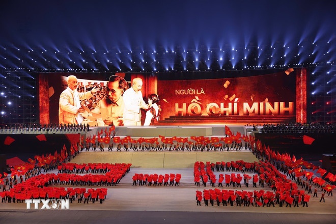 Chương trình “Dưới lá cờ vẻ vang của Đảng” là điểm nhấn đặc biệt, giàu ý nghĩa chính trị-văn hóa-nghệ thuật, thể hiện niềm tin son sắt của toàn Đảng, toàn dân, toàn quân đối với sự lãnh đạo của Đảng Cộng sản Việt Nam, quyết tâm đoàn kết một lòng thực hiện thắng lợi Nghị quyết Đại hội XIV. (Ảnh: TTXVN) Chương trình “Dưới lá cờ vẻ vang của Đảng” là điểm nhấn đặc biệt, giàu ý nghĩa chính trị-văn hóa-nghệ thuật, thể hiện niềm tin son sắt của toàn Đảng, toàn dân, toàn quân đối với sự lãnh đạo của Đảng Cộng sản Việt Nam, quyết tâm đoàn kết một lòng thực hiện thắng lợi Nghị quyết Đại hội XIV. (Ảnh: TTXVN)