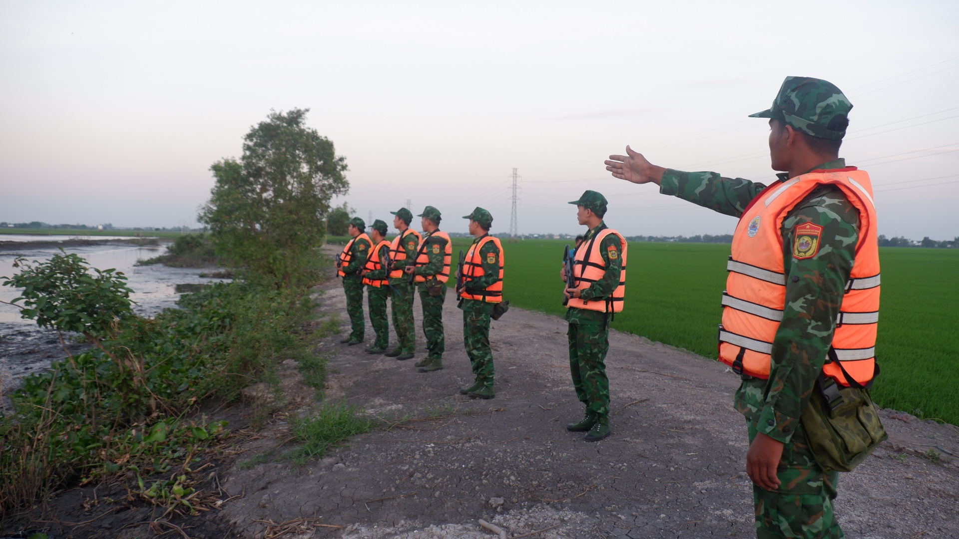 Siết chặt phòng, chống buôn lậu, giữ bình yên tuyến biên giới An Giang dịp Tết