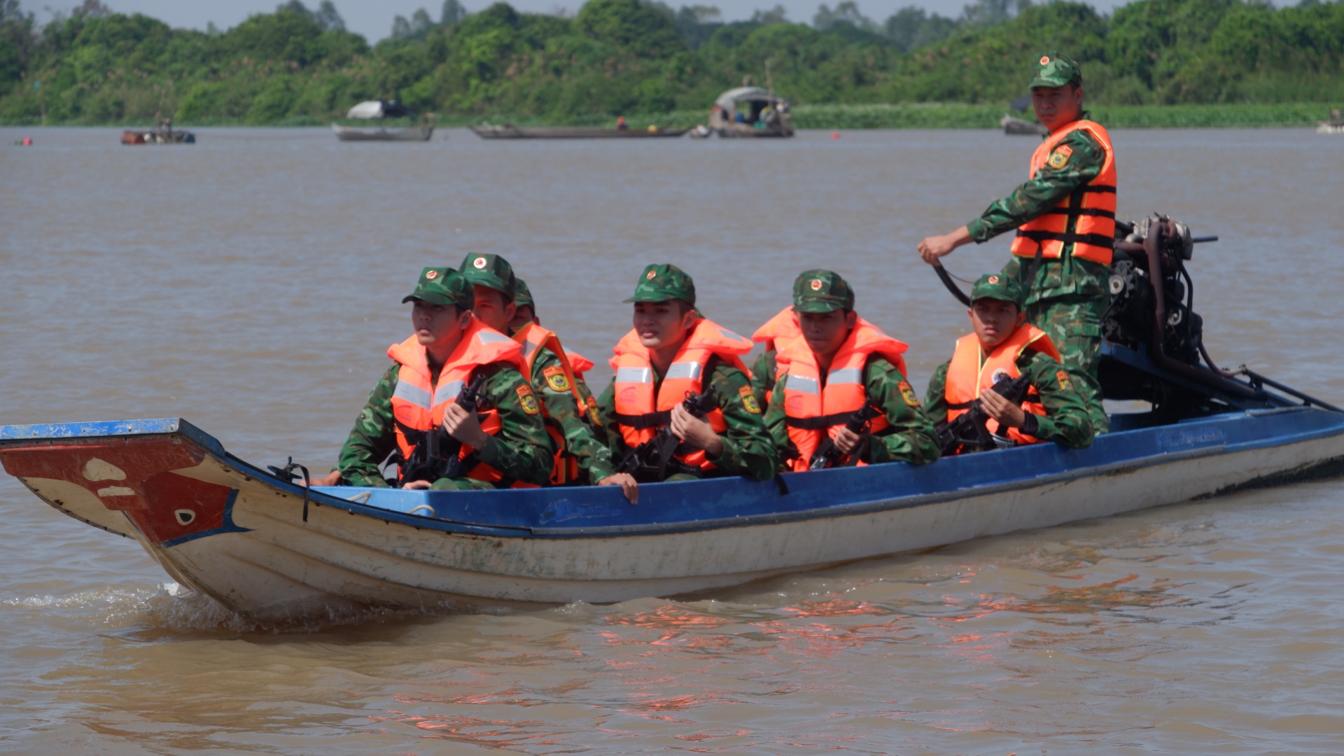 Siết chặt phòng, chống buôn lậu, giữ bình yên tuyến biên giới An Giang dịp Tết