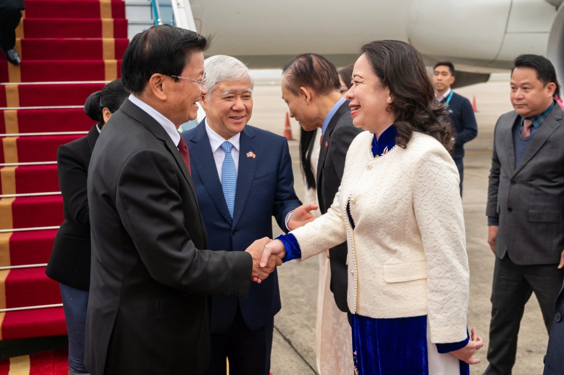   Phó Chủ tịch Thường trực Quốc hội Đỗ Văn Chiến và Phó Chủ tịch nước Võ Thị Ánh Xuân đón Tổng Bí thư Ban Chấp hành Trung ương Đảng Nhân dân cách mạng Lào, Chủ tịch nước Cộng hòa Dân chủ Nhân dân Lào Thongloun Sisoulith tại sân bay Quốc tế Nội Bài - Ảnh: VGP
