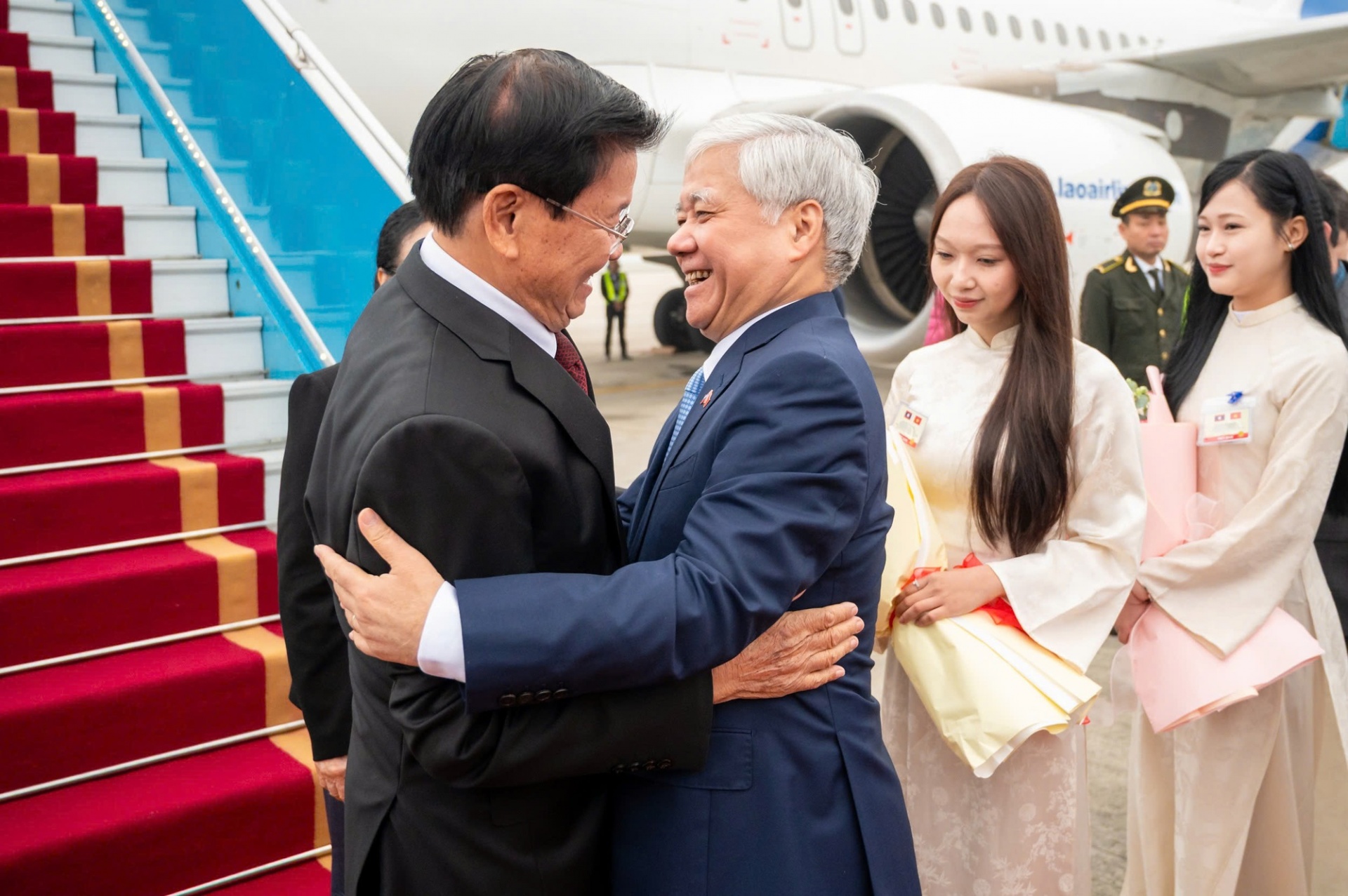   Phó Chủ tịch Thường trực Quốc hội Đỗ Văn Chiến đón Tổng Bí thư Ban Chấp hành Trung ương Đảng Nhân dân cách mạng Lào, Chủ tịch nước Cộng hòa Dân chủ Nhân dân Lào Thongloun Sisoulith tại sân bay Quốc tế Nội Bài - Ảnh: VGP