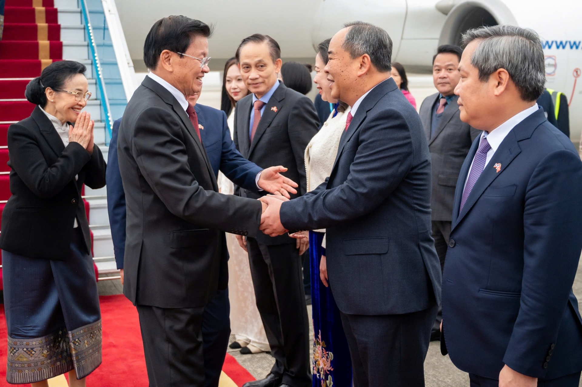   Lễ đón Tổng Bí thư Ban Chấp hành Trung ương Đảng Nhân dân cách mạng Lào, Chủ tịch nước Cộng hòa Dân chủ Nhân dân Lào Thongloun Sisoulith và Phu nhân tại sân bay Quốc tế Nội Bài - Ảnh: VGP