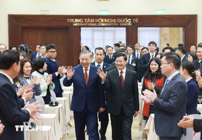 Sáng 26/1/2026, tại Hà Nội, Tổng Bí thư Tô Lâm và Tổng Bí thư, Chủ tịch nước Lào Thongloun Sisoulith cùng các đồng chí lãnh đạo hai nước dự Hội nghị thông báo kết quả Đại hội đại biểu toàn quốc lần thứ XII Đảng Nhân dân cách mạng Lào. (Ảnh: TTXVN) Sáng 26/1/2026, tại Hà Nội, Tổng Bí thư Tô Lâm và Tổng Bí thư, Chủ tịch nước Lào Thongloun Sisoulith cùng các đồng chí lãnh đạo hai nước dự Hội nghị thông báo kết quả Đại hội đại biểu toàn quốc lần thứ XII Đảng Nhân dân cách mạng Lào. (Ảnh: TTXVN)