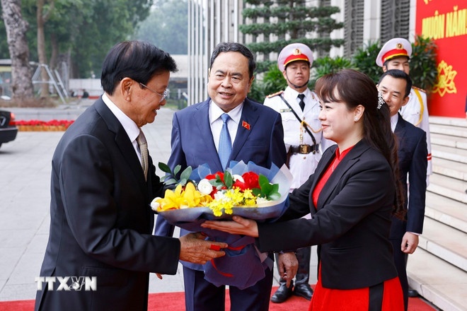 Chủ tịch Quốc hội Trần Thanh Mẫn đón Tổng Bí thư, Chủ tịch nước Lào Thongloun Sisoulith. (Ảnh: TTXVN) Chủ tịch Quốc hội Trần Thanh Mẫn đón Tổng Bí thư, Chủ tịch nước Lào Thongloun Sisoulith. (Ảnh: TTXVN)