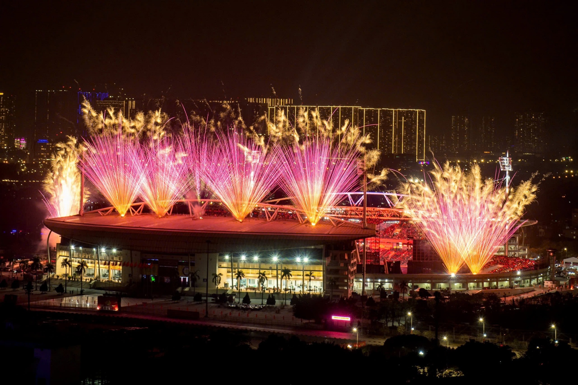 Pháo hoa hình bông lúa nở rộ trên bầu trời Thủ đô đêm 23/1 Pháo hoa hình bông lúa nở rộ trên bầu trời Thủ đô đêm 23/1