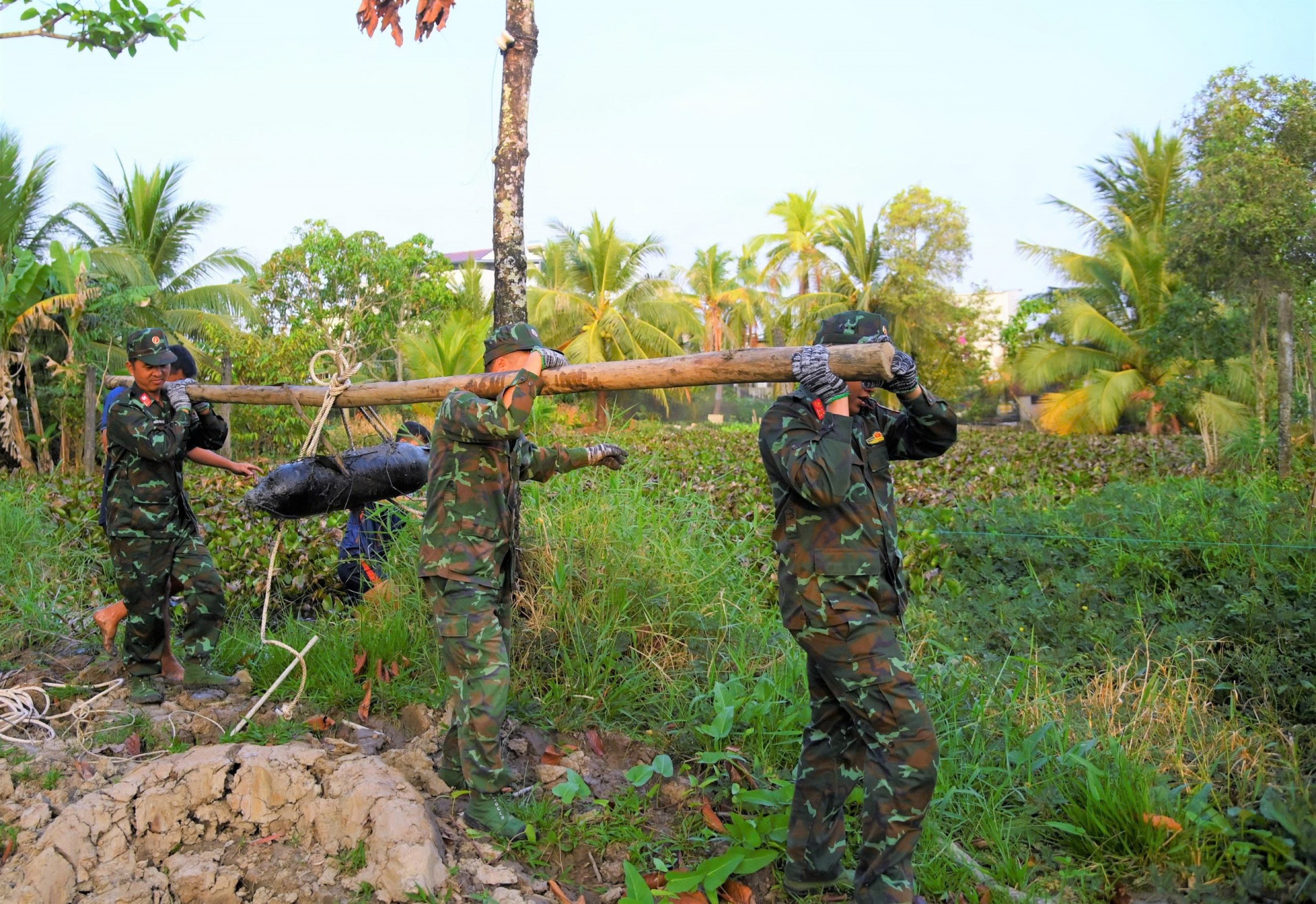 Cà Mau bàn giao gần 1,5 tấn bom còn sót lại sau chiến tranh để tiêu hủy Cà Mau bàn giao gần 1,5 tấn bom còn sót lại sau chiến tranh để tiêu hủy
