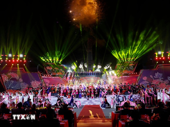   Chương trình biểu diễn nghệ thuật tại điểm cầu Cao Bằng. (Ảnh: TTXVN)