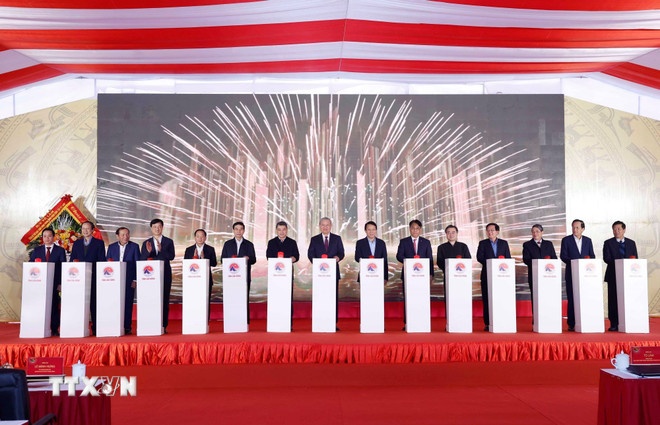 Tổng Bí thư Tô Lâm cùng các đại biểu thực hiện nghi thức khởi công xây dựng công trình Trường Phổ thông nội trú Tiểu học và Trung học Cơ sở Trường Hà. (Ảnh: TTXVN) Tổng Bí thư Tô Lâm cùng các đại biểu thực hiện nghi thức khởi công xây dựng công trình Trường Phổ thông nội trú Tiểu học và Trung học Cơ sở Trường Hà. (Ảnh: TTXVN)