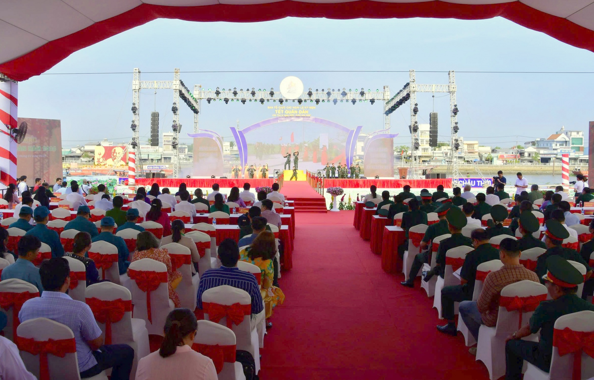 Thắm đượm nghĩa tình Tết Quân Dân 2026 Cần Thơ