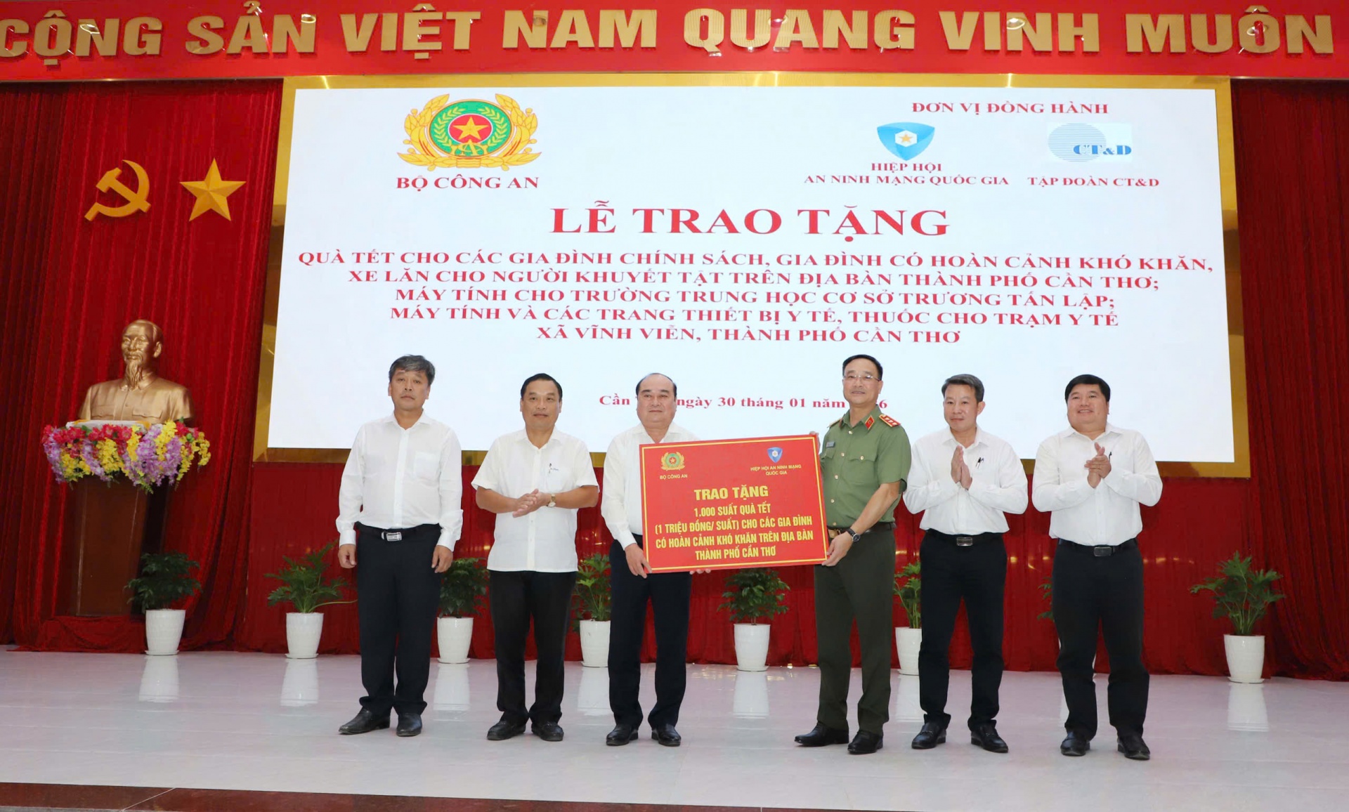 Bộ Công an chung tay chăm lo an sinh xã hội dịp Tết tại Cần Thơ