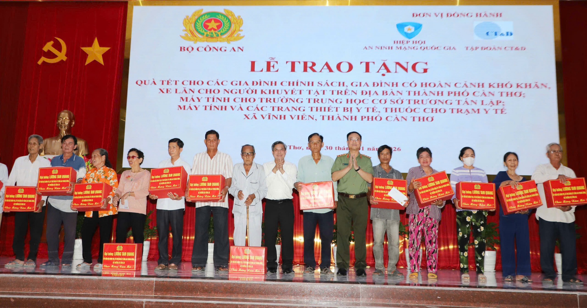 Bộ Công an chung tay chăm lo an sinh xã hội dịp Tết tại Cần Thơ