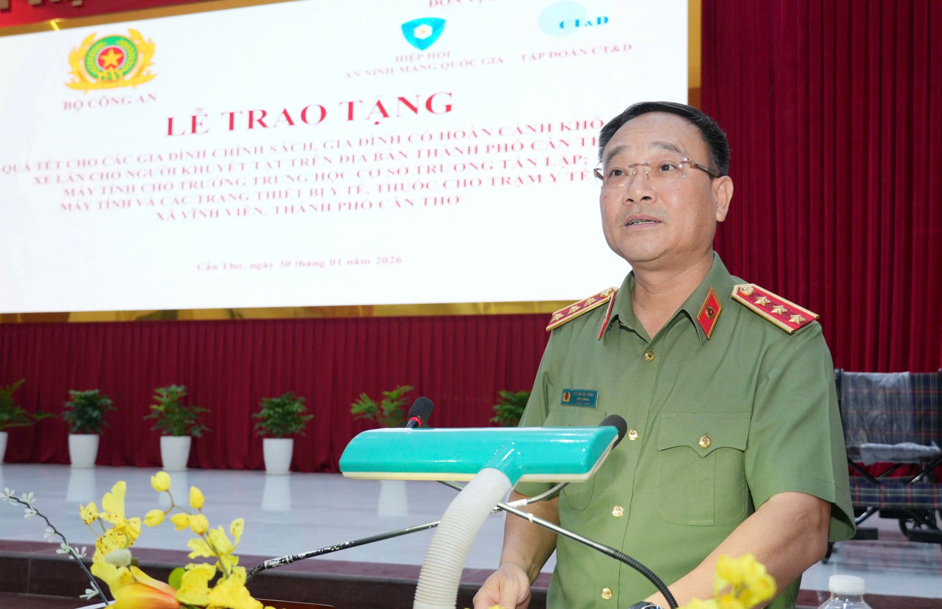 Bộ Công an chung tay chăm lo an sinh xã hội dịp Tết tại Cần Thơ