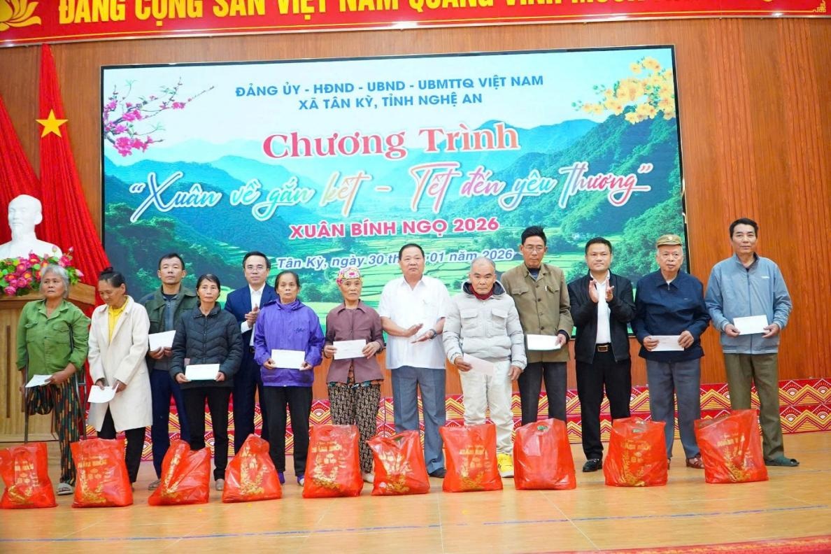 các gia đình có hoàn cảnh khó khăn bị thiệt hại do bão lũ xã Tân Kỳ.