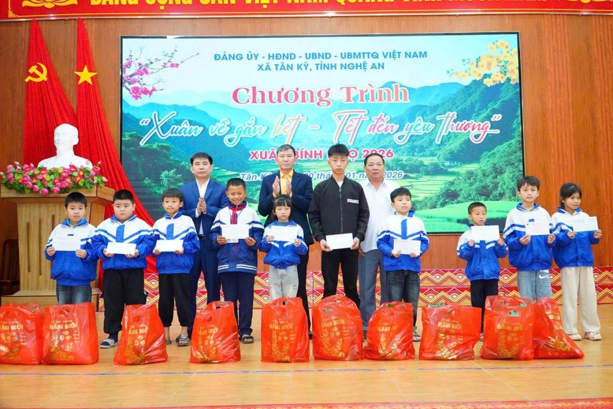 Mang mùa xuân sớm đến với đồng bào vùng lũ Nghệ An