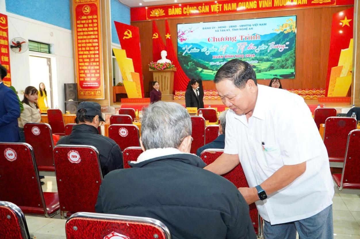 Mang mùa xuân sớm đến với đồng bào vùng lũ Nghệ An