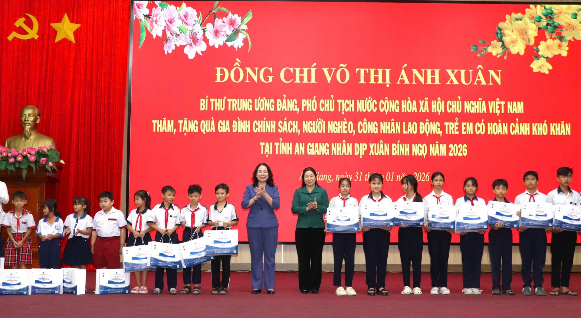 Phó Chủ tịch nước Võ Thị Ánh Xuân thăm, tặng quà tại An Giang