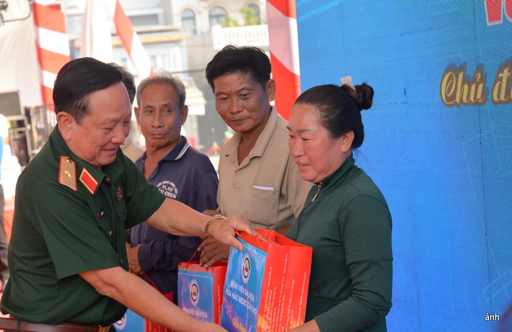 Tuổi trẻ Cần Thơ gặp gỡ Anh hùng Lực lượng vũ trang nhân dân tại Tết Quân Dân 2026