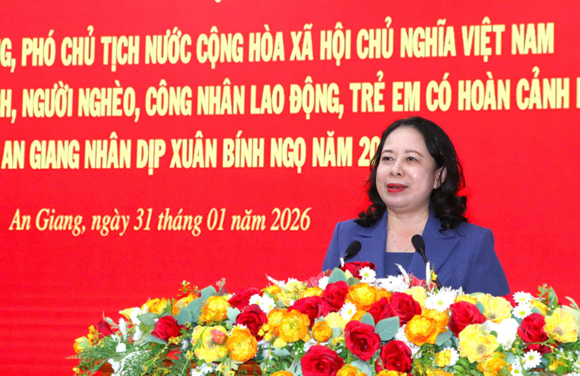 Phó Chủ tịch nước Võ Thị Ánh Xuân thăm, tặng quà tại An Giang