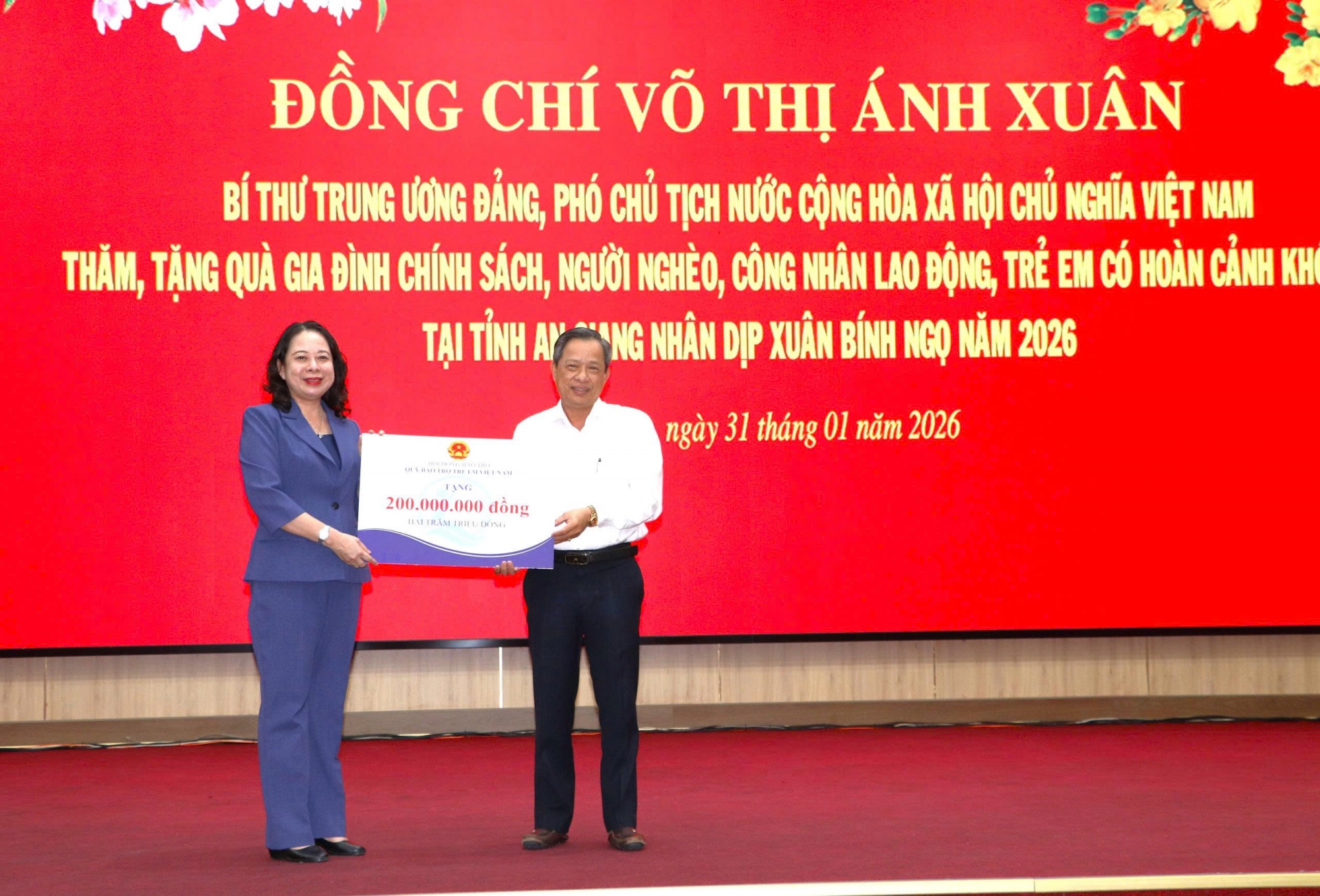 Phó Chủ tịch nước Võ Thị Ánh Xuân thăm, tặng quà tại An Giang