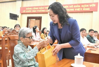 Phó Chủ tịch nước Võ Thị Ánh Xuân thăm, tặng quà tại An Giang