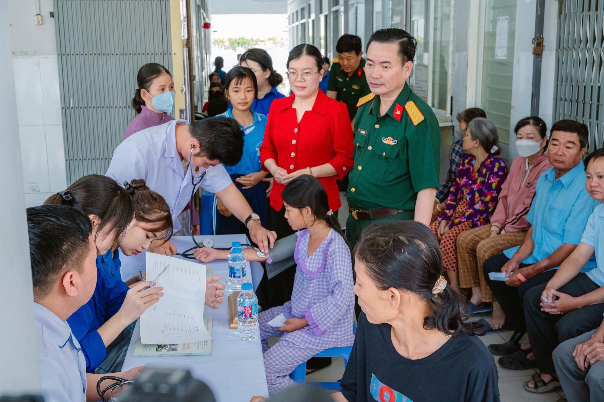 Bệnh viện Quân y 120 khám bệnh, cấp thuốc miễn phí cho người dân An Giang