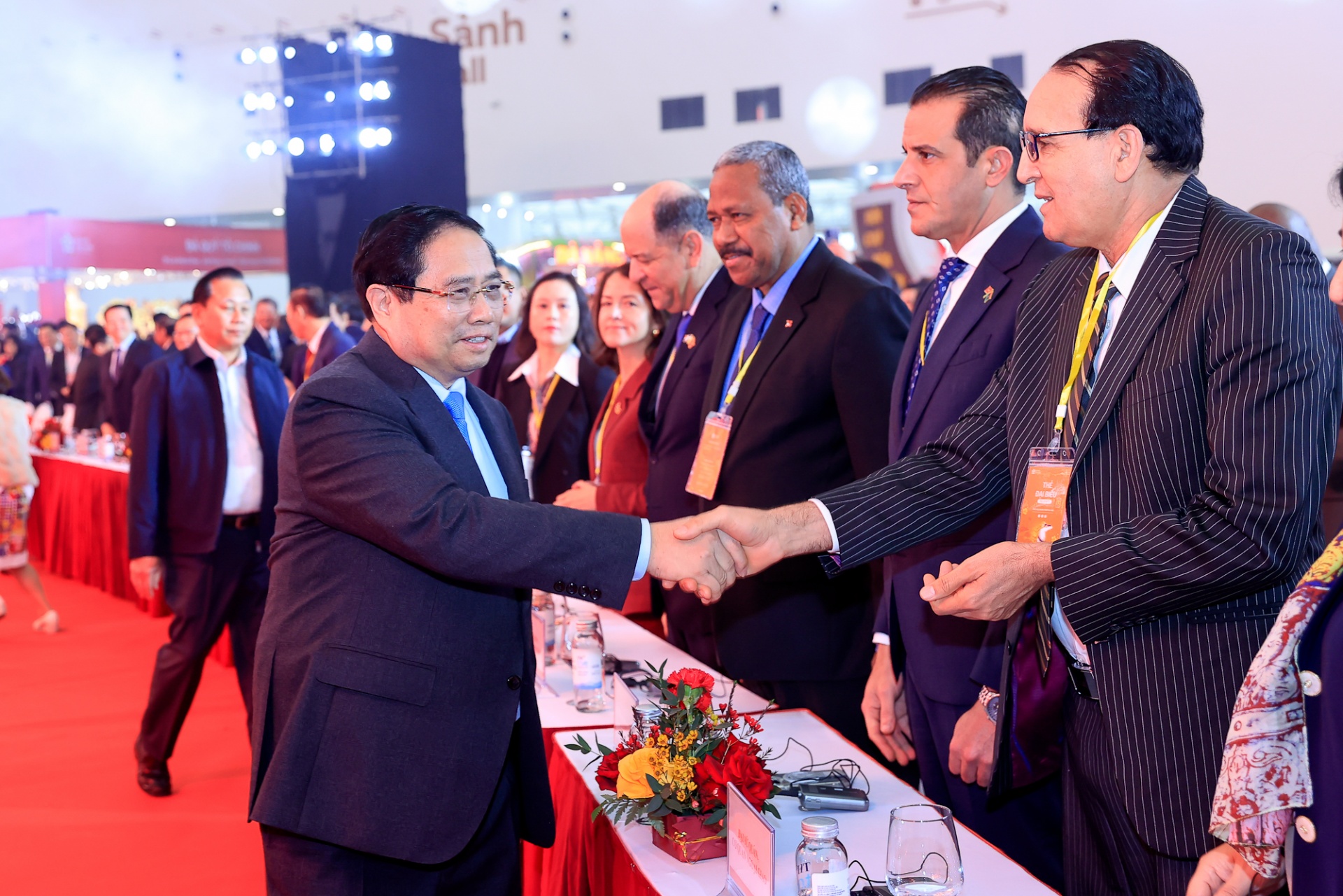   Thủ tướng và các đại biểu - Ảnh: VGP