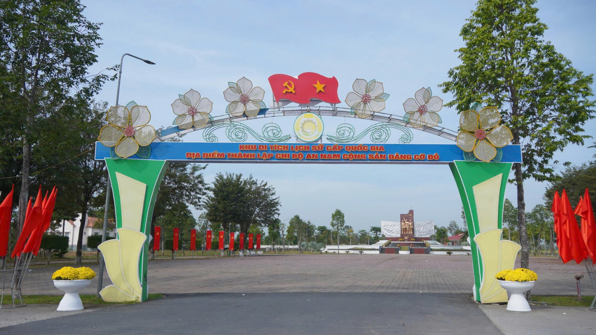 Từ “địa chỉ đỏ”, vun bồi lý tưởng cho thế hệ trẻ Cờ Đỏ Từ “địa chỉ đỏ”, vun bồi lý tưởng cho thế hệ trẻ Cờ Đỏ