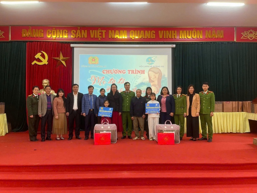 Phú Thọ: Công an xã Hoàng An ra mắt chương trình “mẹ đỡ đầu - kết nối yêu thương” Phú Thọ: Công an xã Hoàng An ra mắt chương trình “mẹ đỡ đầu - kết nối yêu thương”