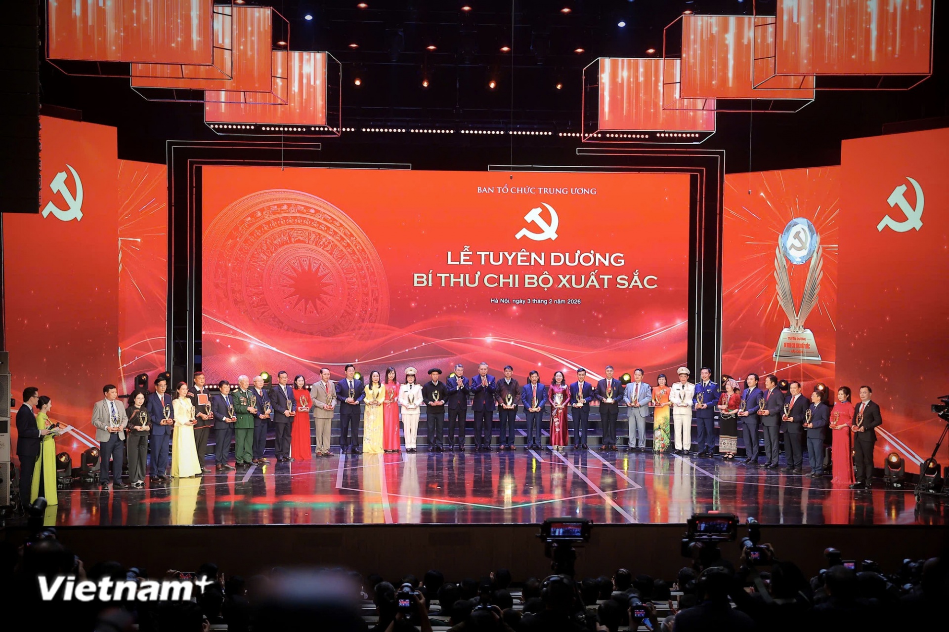 Tuyên dương tập thể các Bí thư chi bộ xuất sắc, làm tốt các nhiệm vụ trong năm 2025. (Ảnh: Hoài Nam/Vietnam+) Tuyên dương tập thể các Bí thư chi bộ xuất sắc, làm tốt các nhiệm vụ trong năm 2025. (Ảnh: Hoài Nam/Vietnam+)