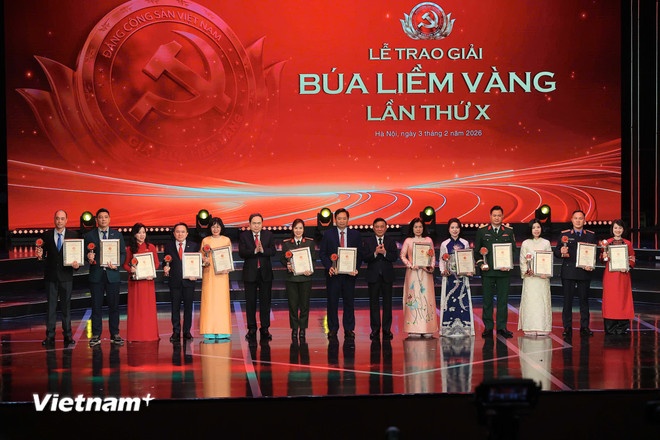   Tập thể tác giả đoạt giải B giải Búa liềm Vàng lần X năm 2025. (Ảnh: Vietnam+)