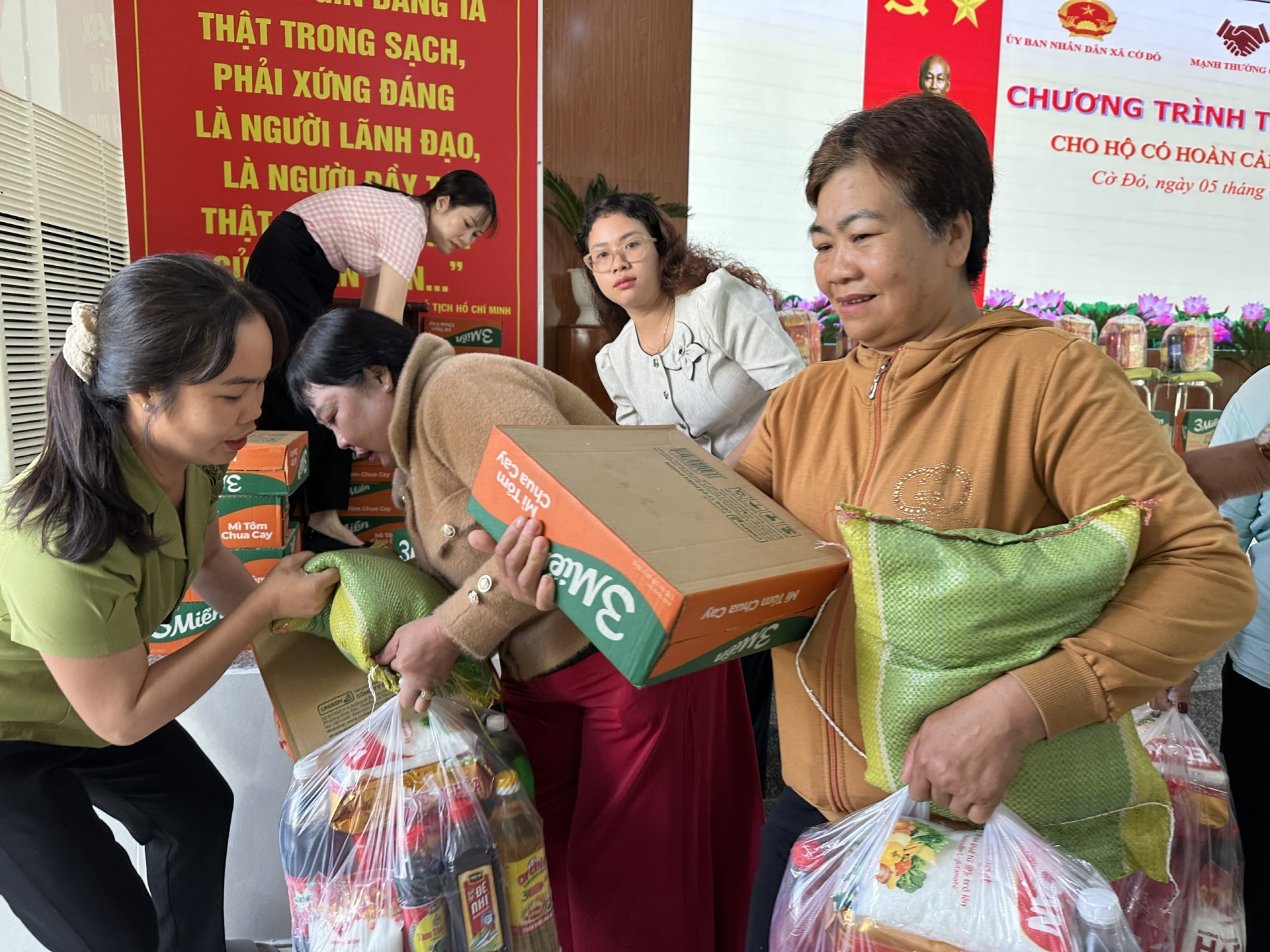Trao quà Tết tại xã Cờ Đỏ, lan tỏa an sinh để mùa Xuân không ai bị bỏ lại phía sau
