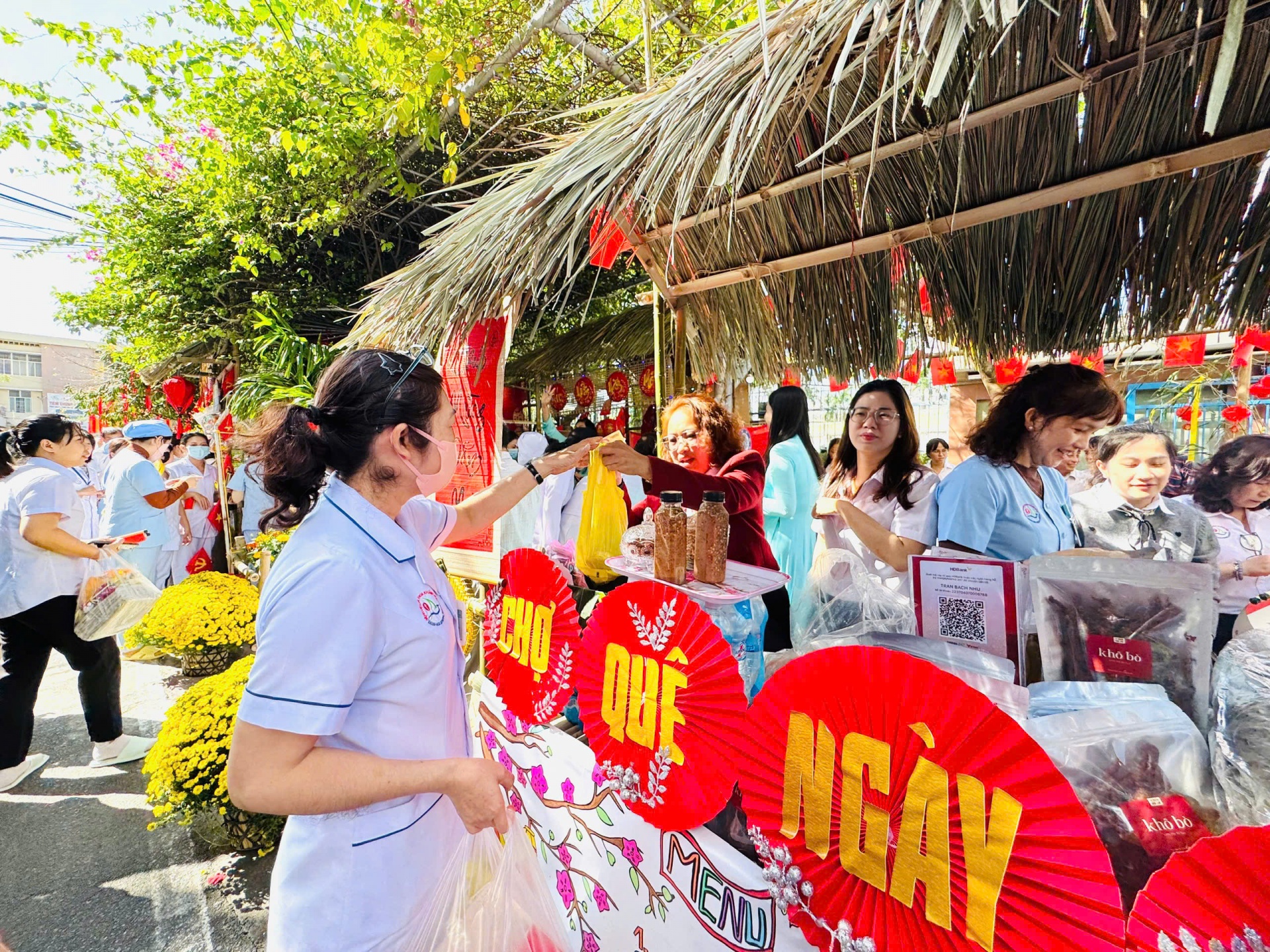 Hơn 1.700 nhân viên y tế tham gia Chợ Tết công đoàn