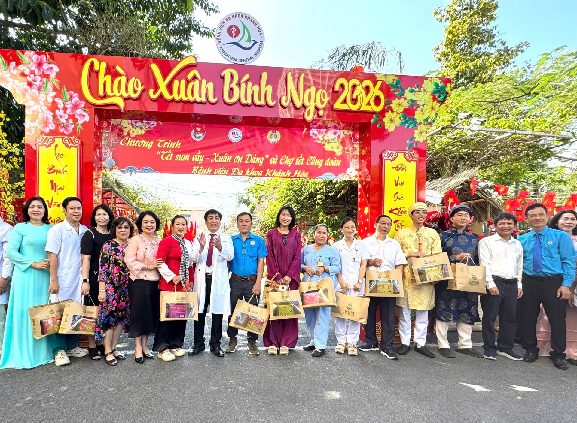 Hơn 1.700 nhân viên y tế tham gia Chợ Tết công đoàn