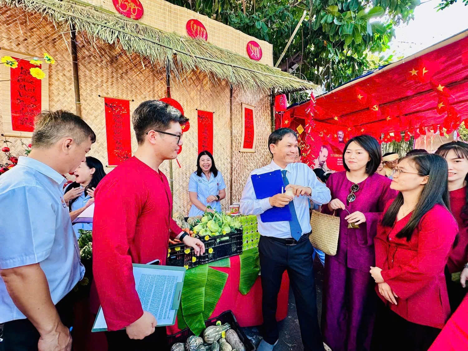 Hơn 1.700 nhân viên y tế tham gia Chợ Tết công đoàn