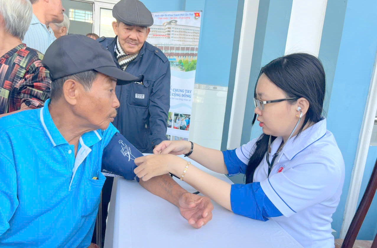 Chăm lo sức khỏe cộng đồng vì môi trường sống an toàn, bền vững