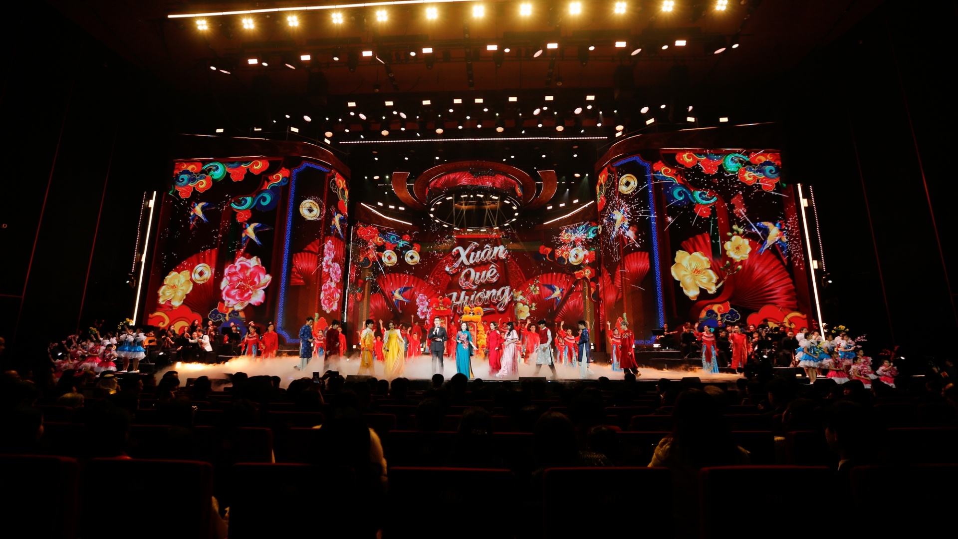 Chủ tịch nước chúc Tết kiều bào, đánh trống khai hội mừng Xuân