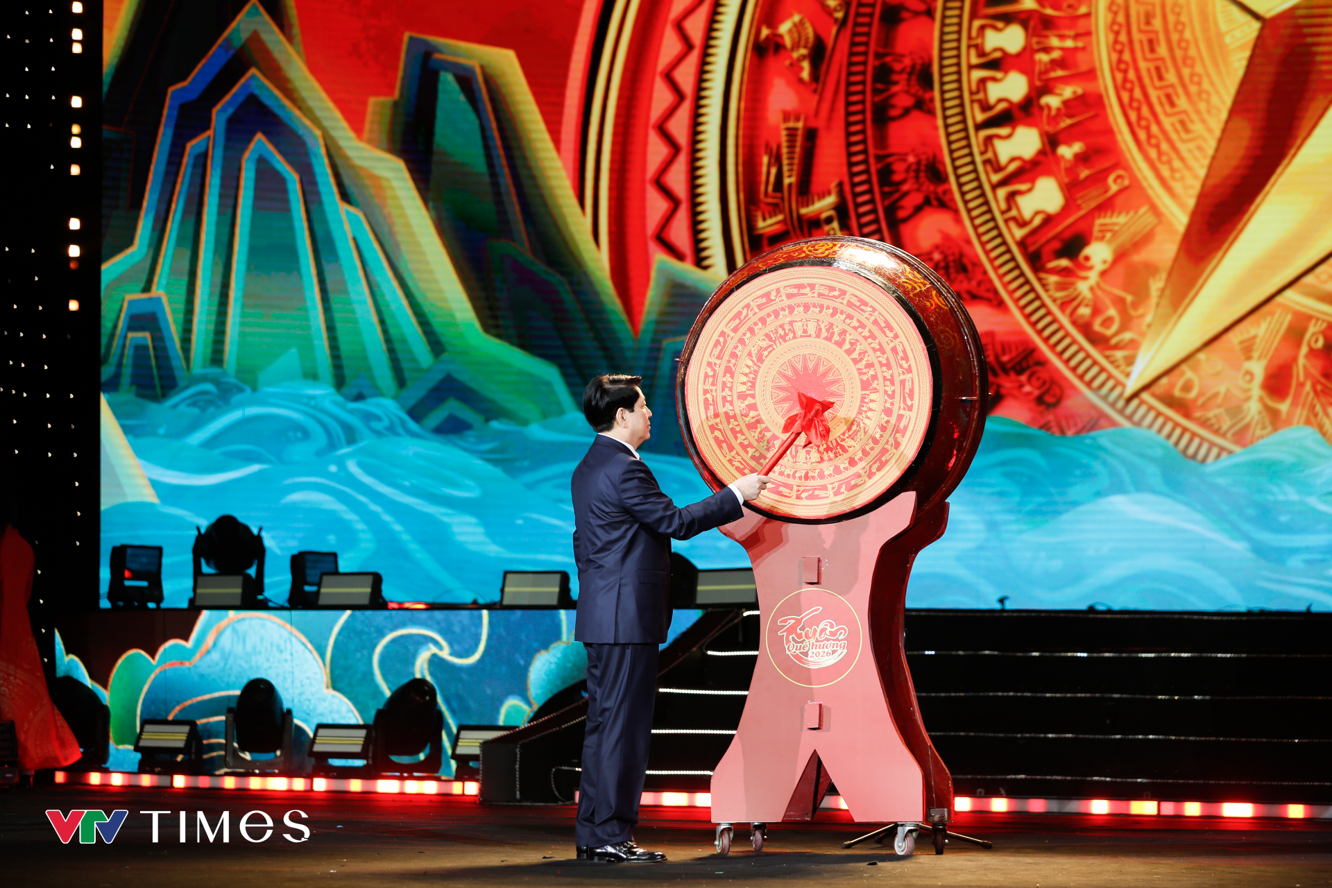 Chủ tịch nước chúc Tết kiều bào, đánh trống khai hội mừng Xuân