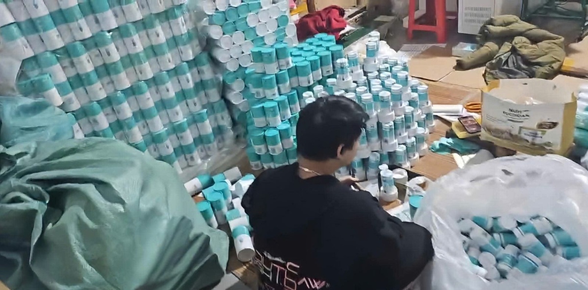 Thuốc và thực phẩm chức năng giả đang được hoàn thiện. Người dân cần phải tỉnh táo khi mua các loại thuốc, cũng như các loại thực phẩm chức năng phải có nguồn gốc, xuất xứ rõ ràng. Ảnh Công an Thanh Hóa