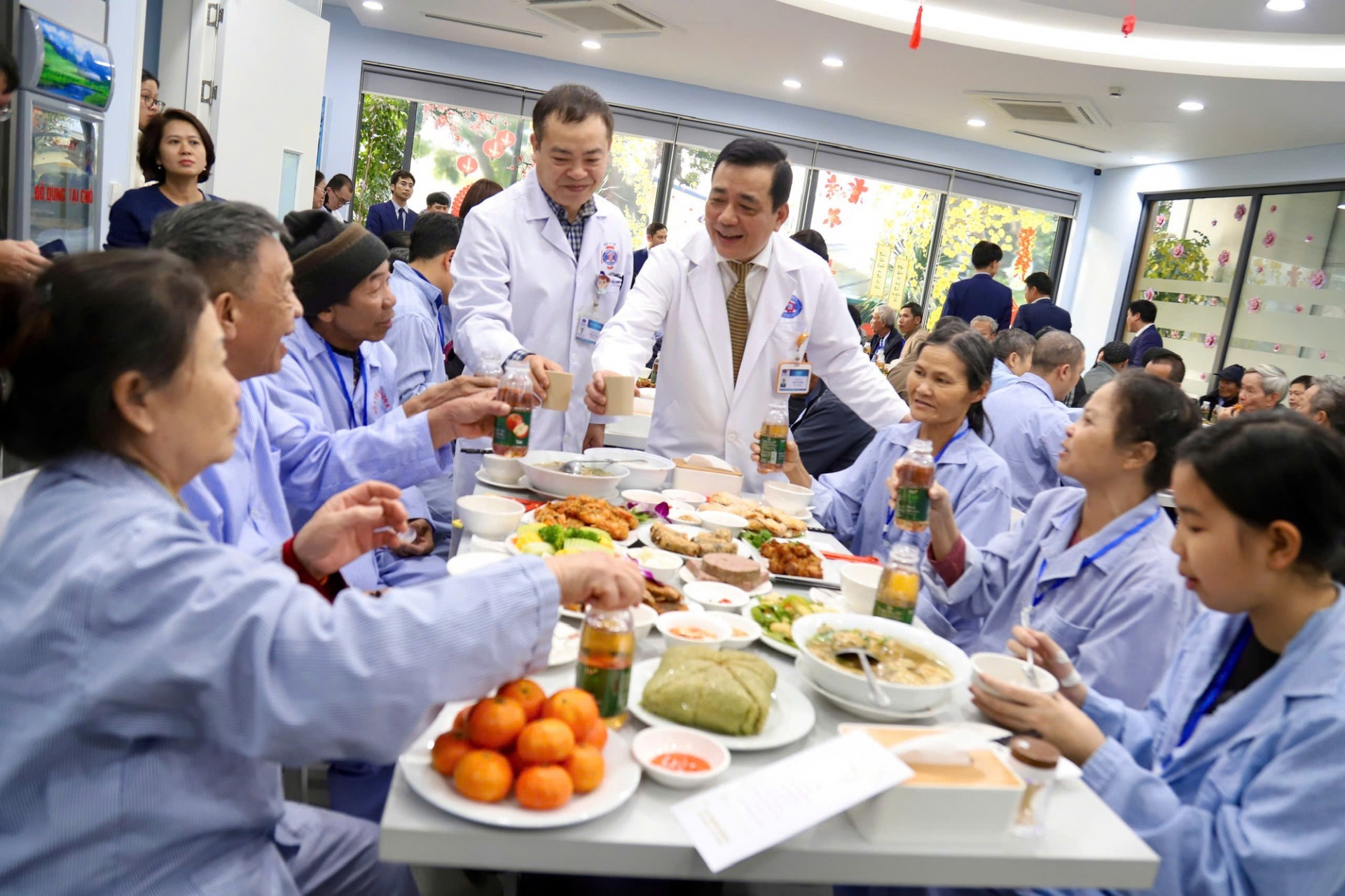 Bữa cơm tất niên dành tới người bệnh đang điều trị tại Bệnh viện K cơ sở Tam Hiệp - Ảnh: VGP