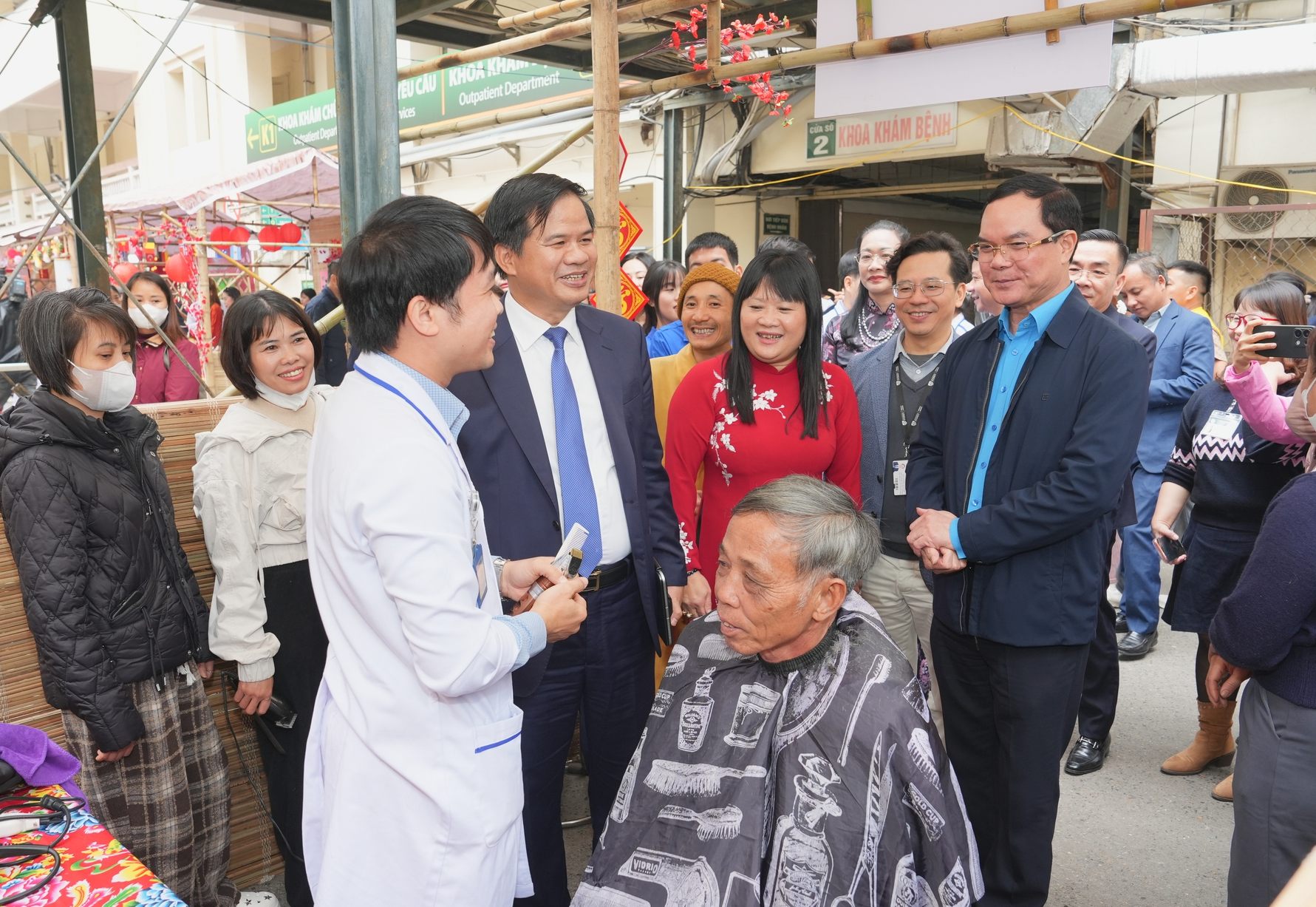 Cắt tóc miễn phí cho người bệnh tại Chợ Tết yêu thương, Bệnh viện Bạch Mai - Ảnh: VGP