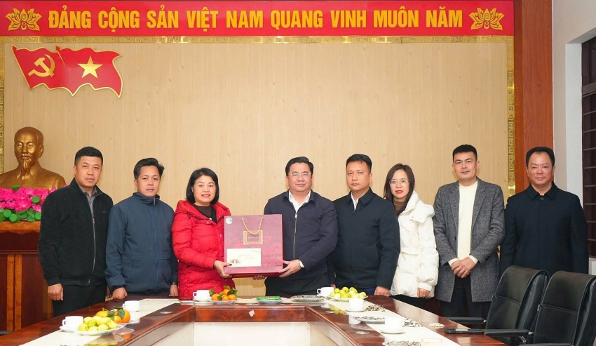 Lào Cai: Chủ tịch UBND phường Sa Pa thăm, chúc Tết các doanh nghiệp, cơ quan có đóng góp quan trọng cho sự phát triển của địa phương