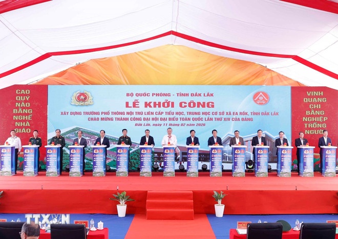   Tổng Bí thư Tô Lâm và các đại biểu phát lệnh khởi công xây dựng Trường Phổ thông nội trú liên cấp Tiểu học, Trung học cơ sở xã Ea Rốk (tỉnh Đắk Lắk). (Ảnh: TTXVN)