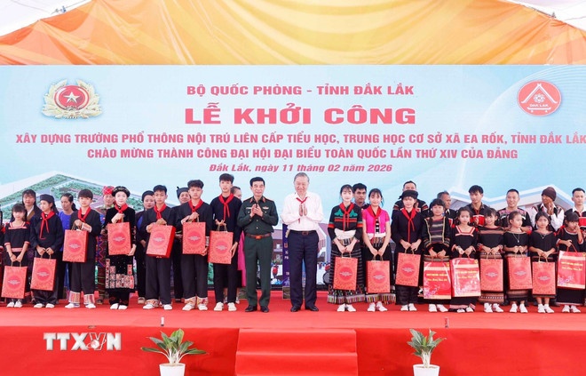   Tổng Bí thư Tô Lâm tặng quà cho học sinh. (Ảnh: TTXVN)