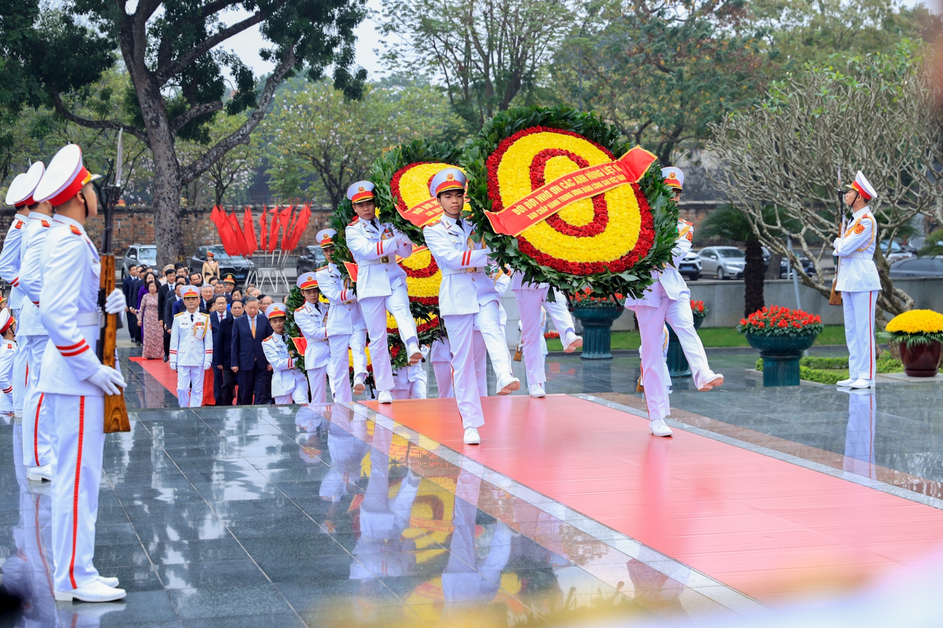 Lãnh đạo Đảng, Nhà nước đặt vòng hoa và dâng hương tưởng niệm các Anh hùng Liệt sĩ tại Đài tưởng niệm các Anh hùng Liệt sĩ, đường Bắc Sơn, Hà Nội - Ảnh: VGP